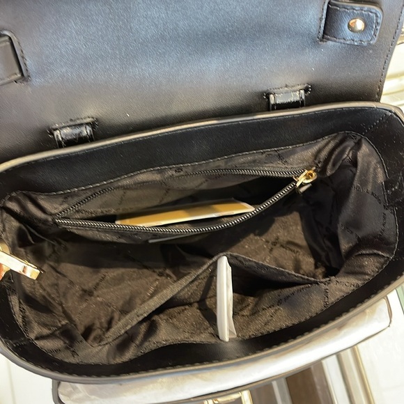 MICHAEL KORS
Manhattan Medium TH SCHOOL Crackled Metallic Leather SATCHEL
Black - Picture 15 of 16